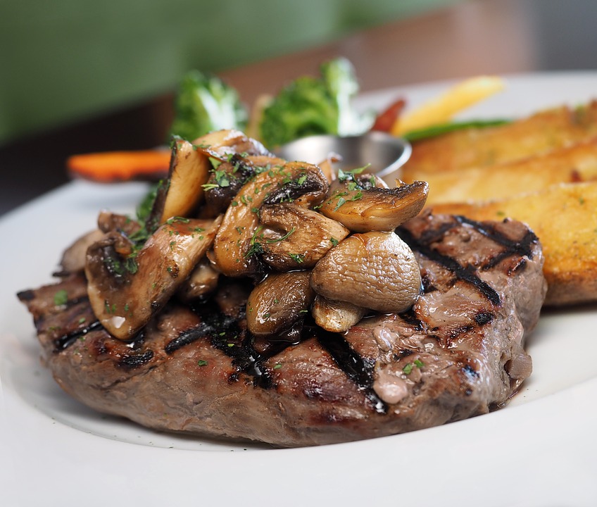 Ricetta Filetto di manzo con funghi spontanei