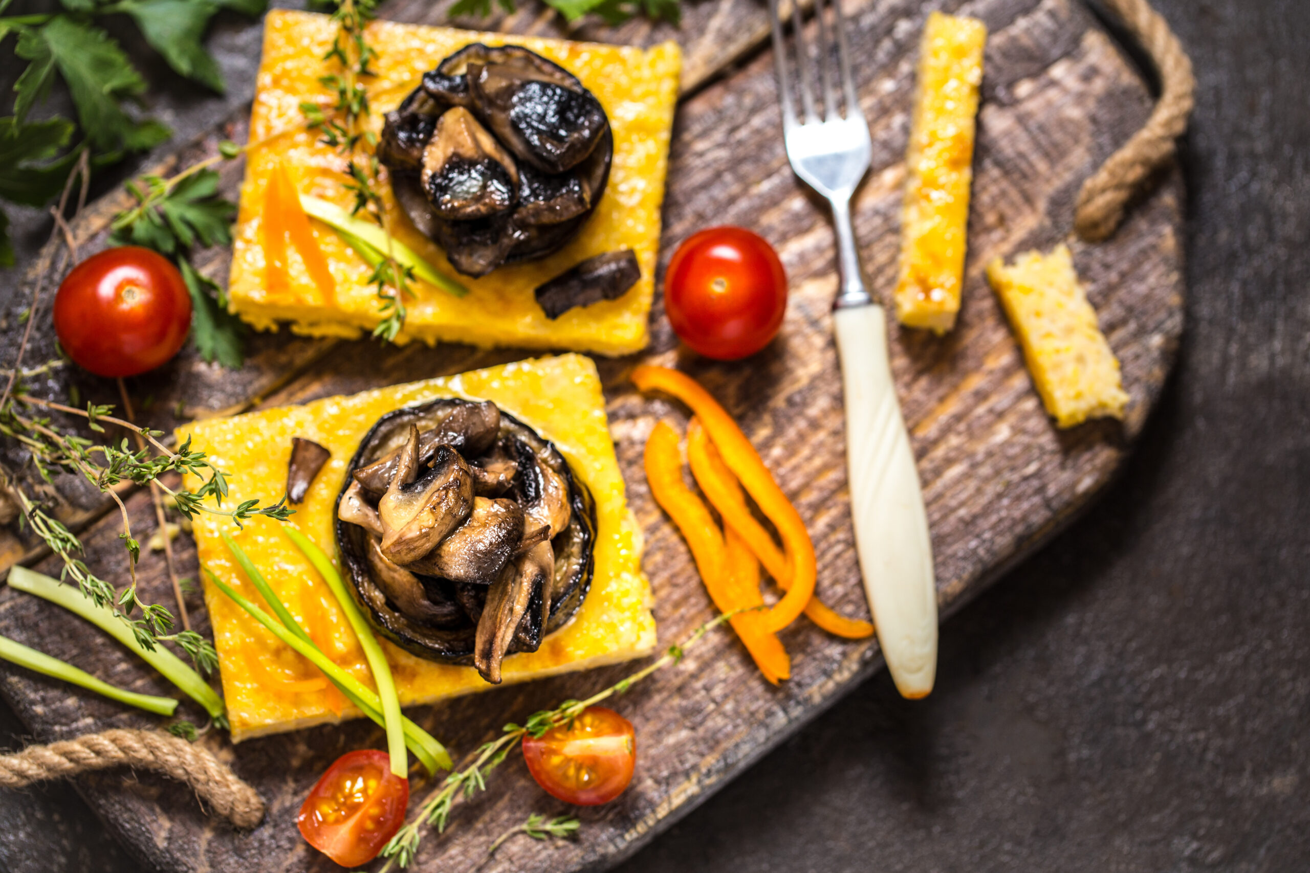 Lasagnette di polenta con salsa al Formaggio Stelvio DOP, funghi porcini e mirtilli