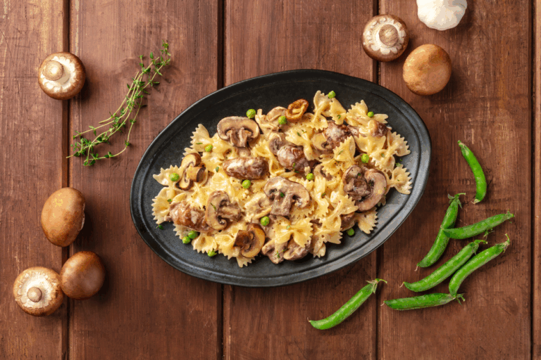 Pasta con panna, funghi e piselli